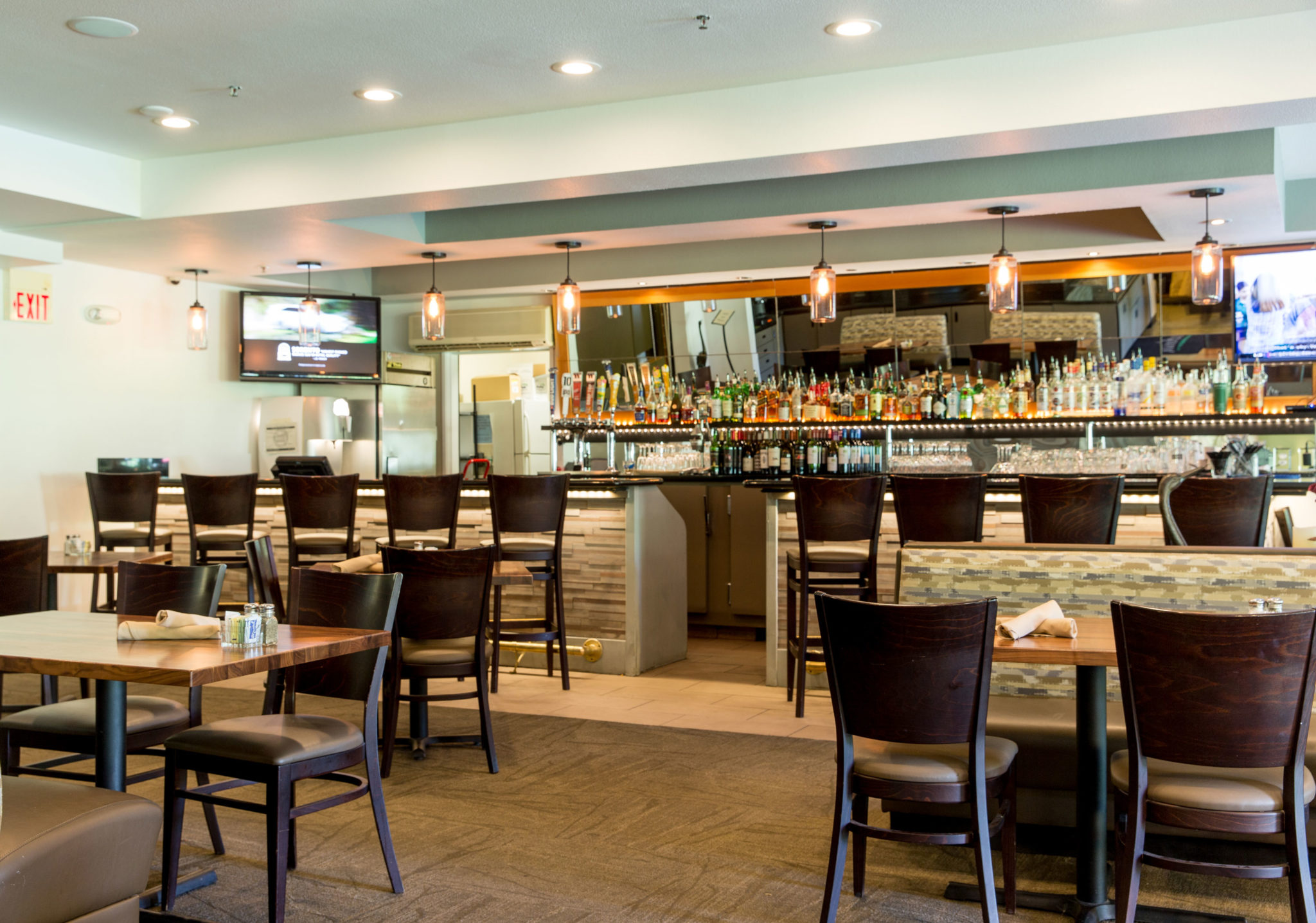 Gallery | Dining Near Portland Airport | Lakeside Bar + Grill